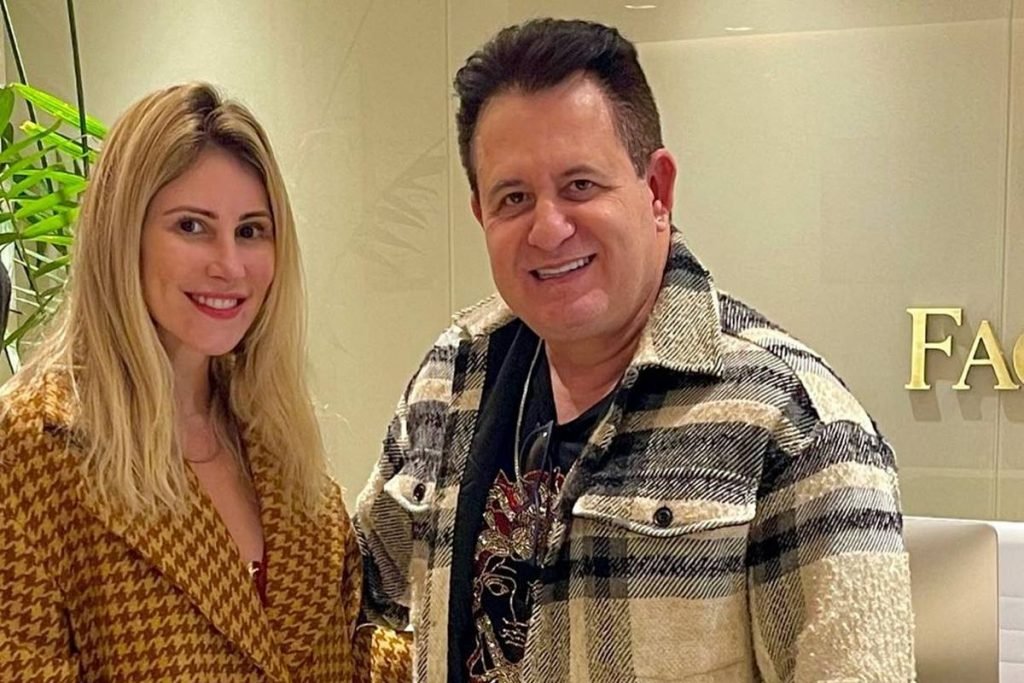 Mulher e homem posam para foto