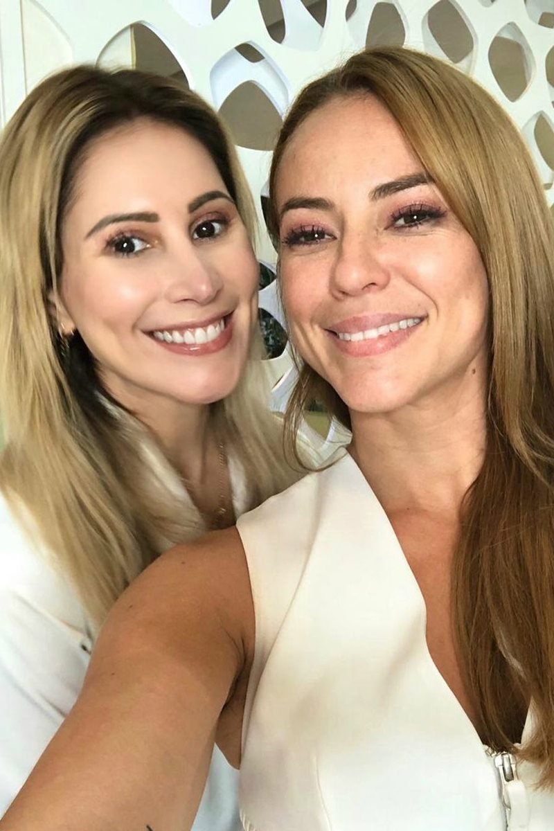 Duas mulheres posam para a selfie 