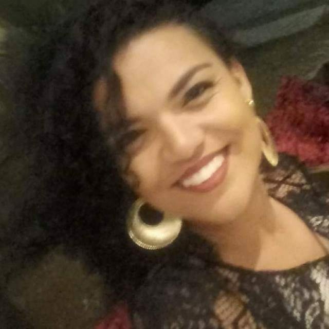 Mariana Rosa, sorrindo para a foto