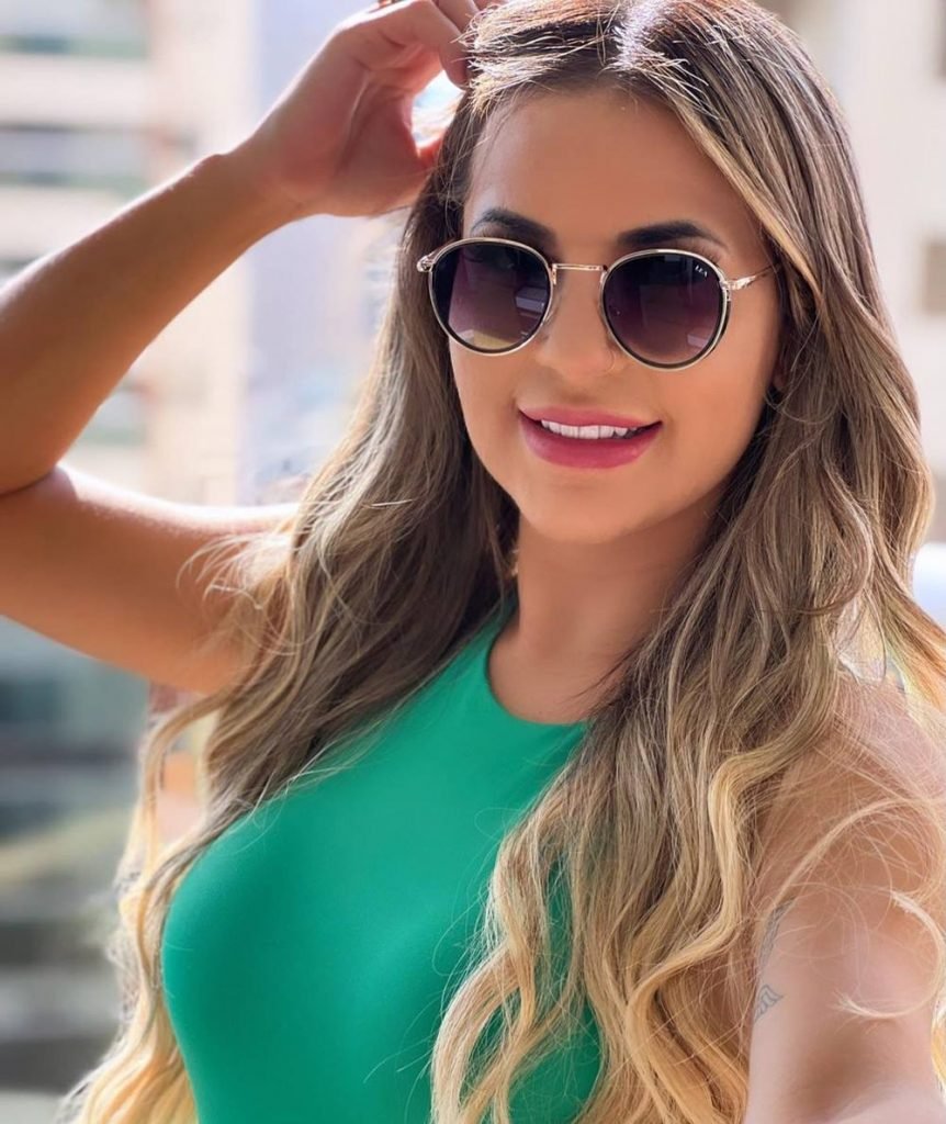 Deolane Bezerra