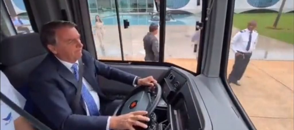 Presidente Jair Bolsonaro dirigiu um ônibus pelas imediações da Praça dos Três Poderes na manhã desta segunda-feira (29
