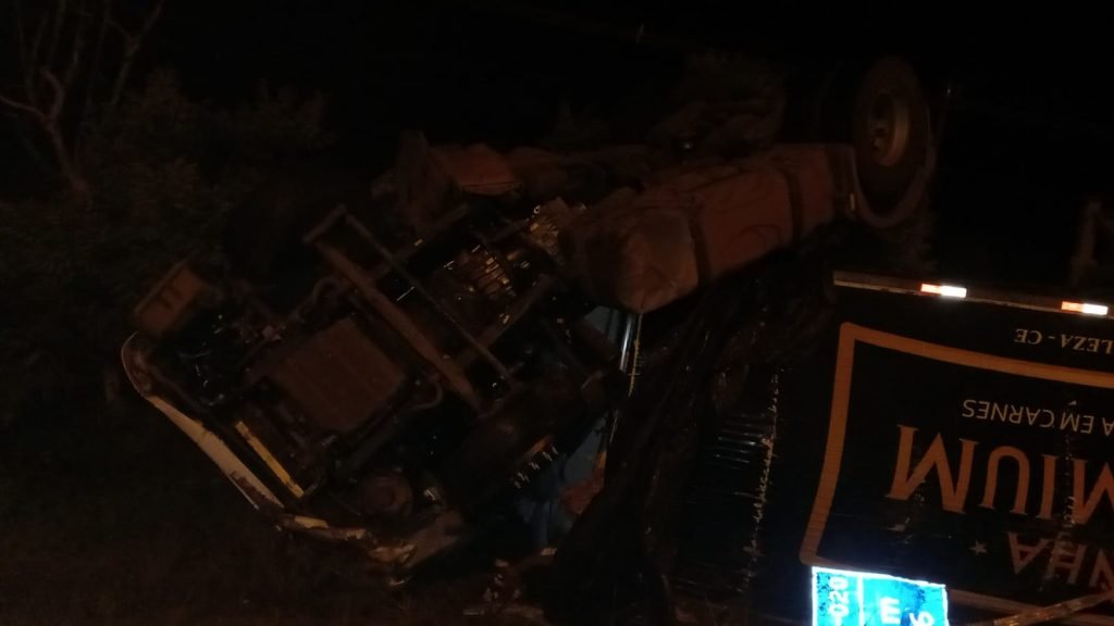 Caminhão tomba e PM do DF leva pedrada ao tentar evitar saque de carga