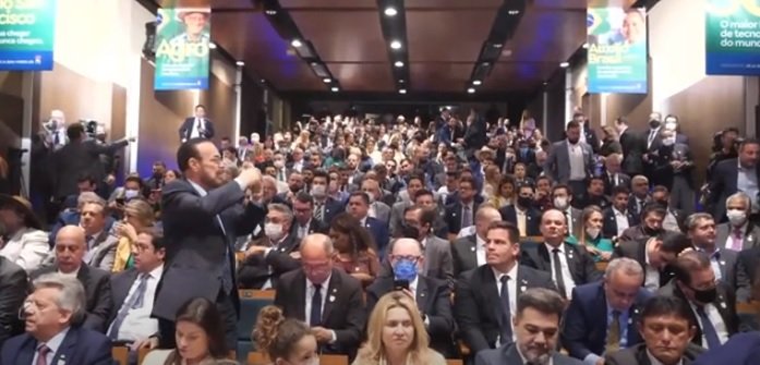 Apoiadores de Bolsonaro em auditório durante filiação do presidente ao PL