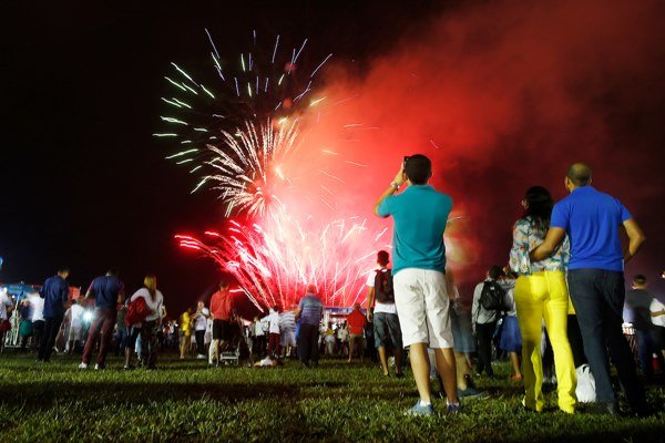 Pessoas assistem fogos de artifício