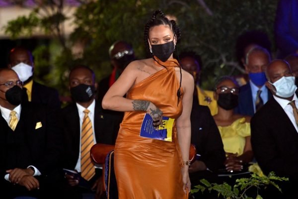 Barbados dá &quot;adeus&quot; à Elizabeth II e declara Rihanna heroína nacional