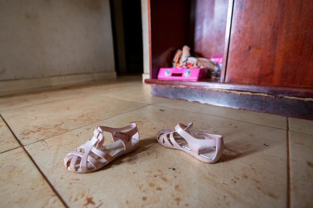 Sandálias de menina em casa onde ocorreu o homicídio em Corumbá
