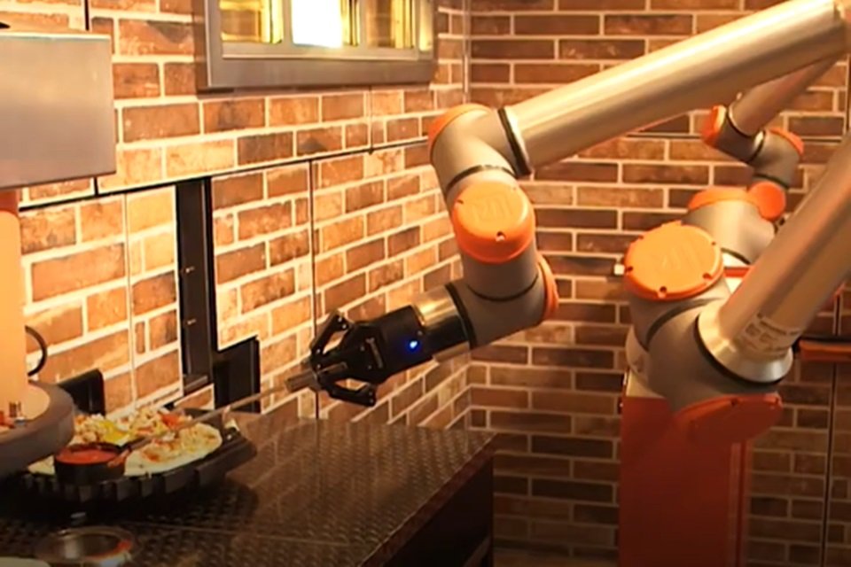 Robôs substituem pizzaiolos na França. Veja o vídeo