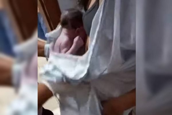 Bebê nasce em banheiro de hospital do DF