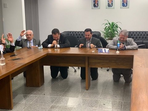 Líder evangélicos oram pela aprovação de André Mendonça