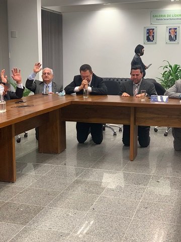 Líder evangélicos oram pela aprovação de André Mendonça