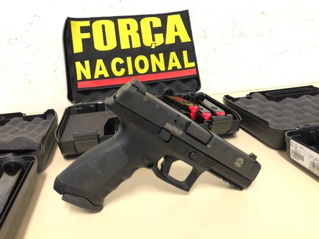 Os armamentos são do tipo Beretta APX Full Size, semiautomática, calibre 9×19mm