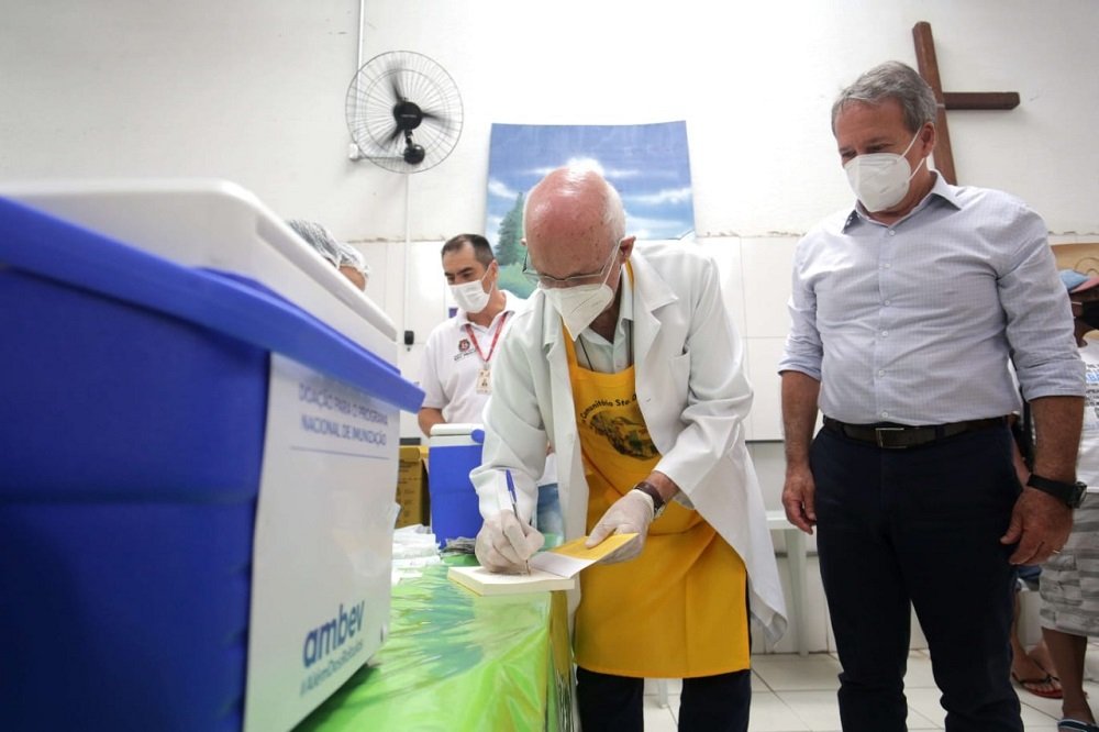 Padre Júlio Lancelotti na vacinação contra a Covid-19 para população em São Paulo