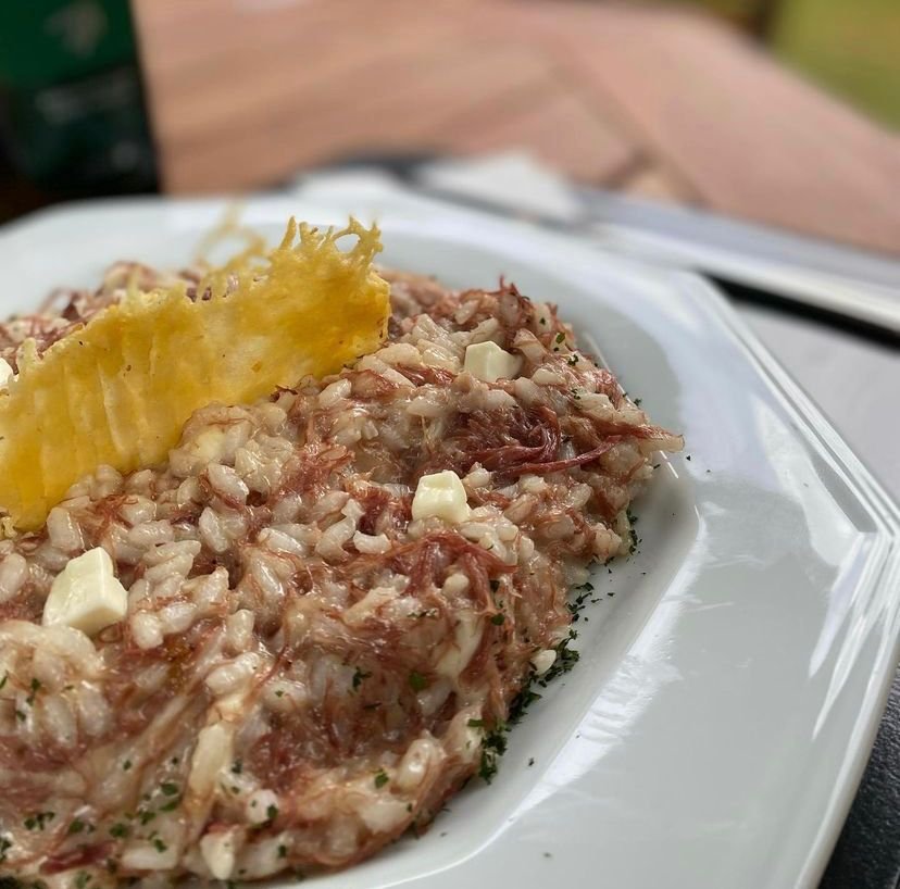 Na foto, prato branco com Risotto de carne seca com queijo coalho