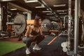 Mulher fazendo exercício de musculação