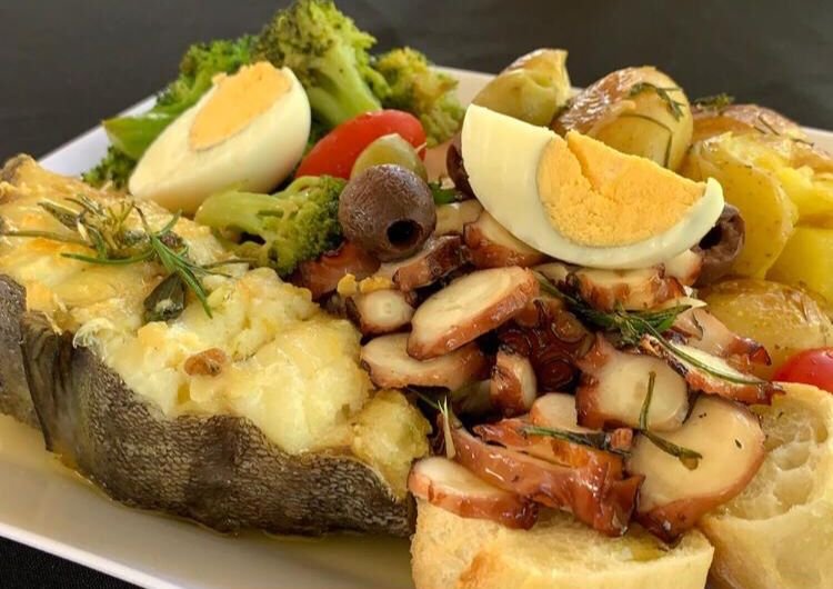 Na foto, bacalhau e polvo fatiado com ovo, azeitonas, brócolis