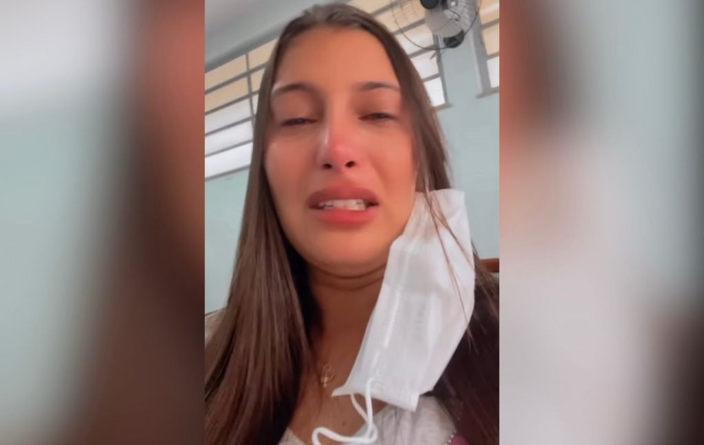 Influencer é acusado de pedofilia após ser flagrado beijando