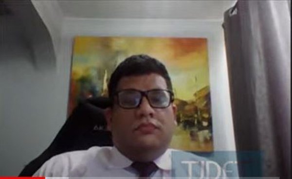 Homem olha para frente