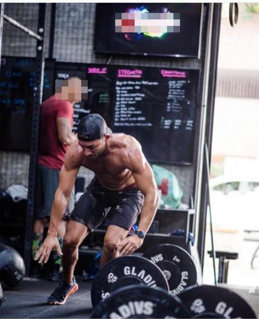 homem fazendo Cross Fit