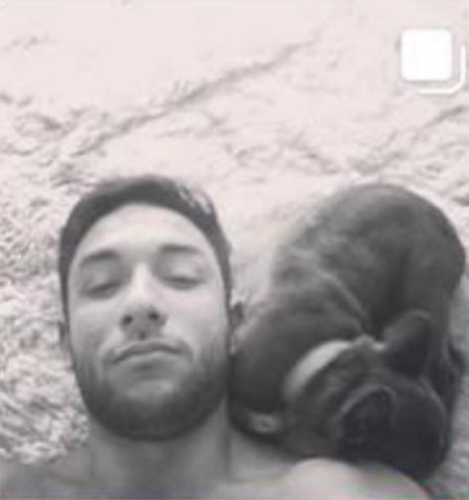 homem com cachorro