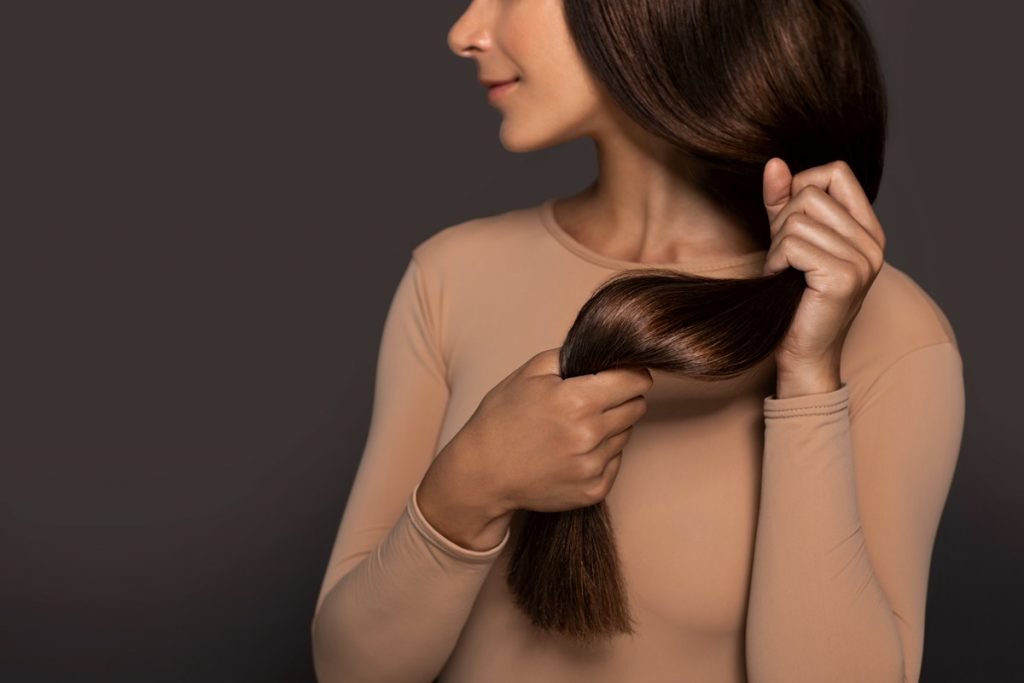 Mulher segura o cabelo