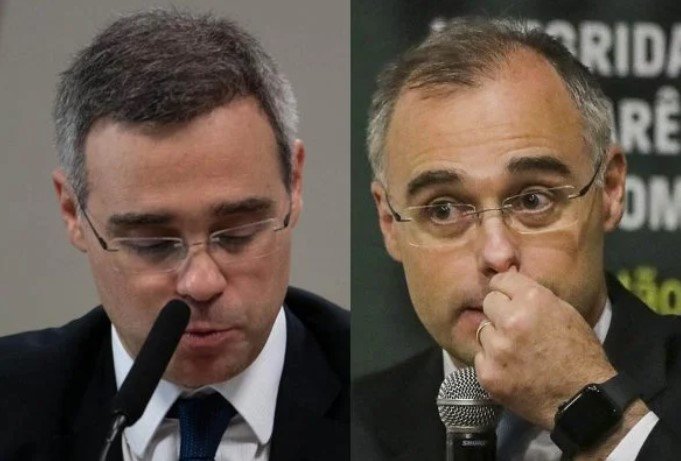 Duas fotografias coloridas do ministro do STF André Mendonça. Na primeira, à esquerda, ele, que é um homem branco, de meia idade, aparece com cabelos curtos, grisalhos nas laterais e preto no centro. Fala em um microfone preto e usa óculos sem armação visível. Na segunda, aparece com sinais de calvície, em especial, nas laterais.