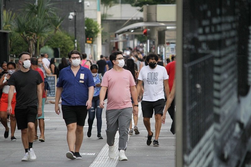 Moradores da cidade de São Paulo são obrigados a manter o uso de máscaras