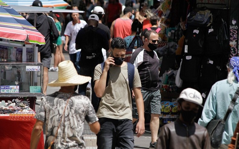 Moradores da cidade de São Paulo são obrigados a manter o uso de máscaras