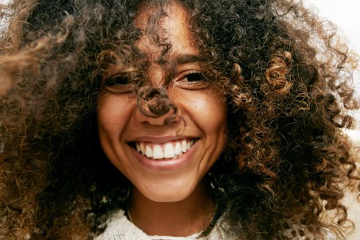mulher com cabelo cacheado