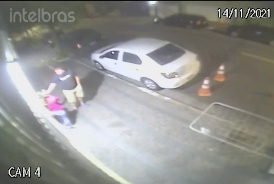 A vítima relatou que estava jantando na casa de uma amiga quando o marido chegou e ela foi até a calçada, onde foi agredida com socos e cabeçadas