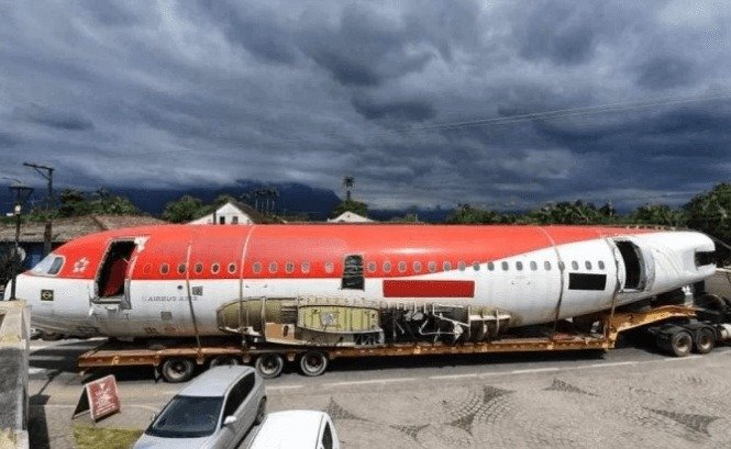 O transporte da aeronave até a propriedade dos compradores foi feito nesta quarta-feira