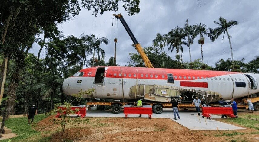 Transporte do avião mobiliza equipes