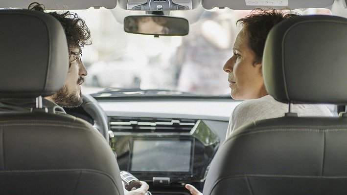 Felipe (Gabriel Leone) e Rebeca (Andrea Beltrão) em Um Lugar ao Sol