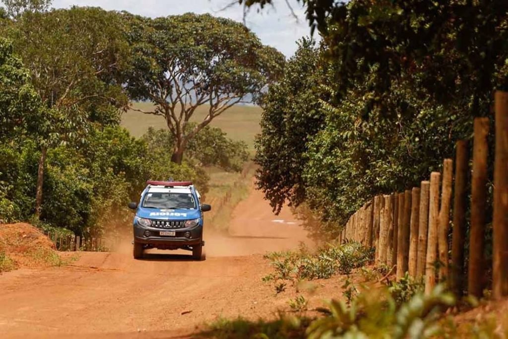 Viatura da PM em estrada de terra no município de Gameleira de Goiás