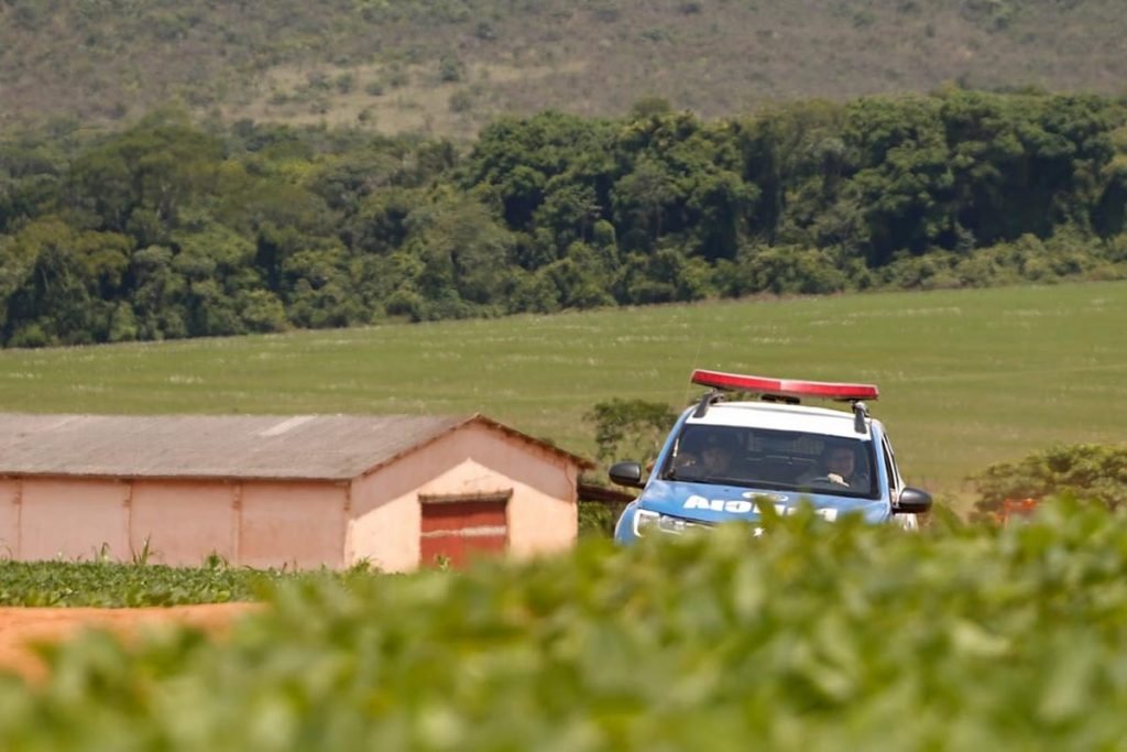 Viatura da PM em estrada de terra no município de Gameleira de Goiás