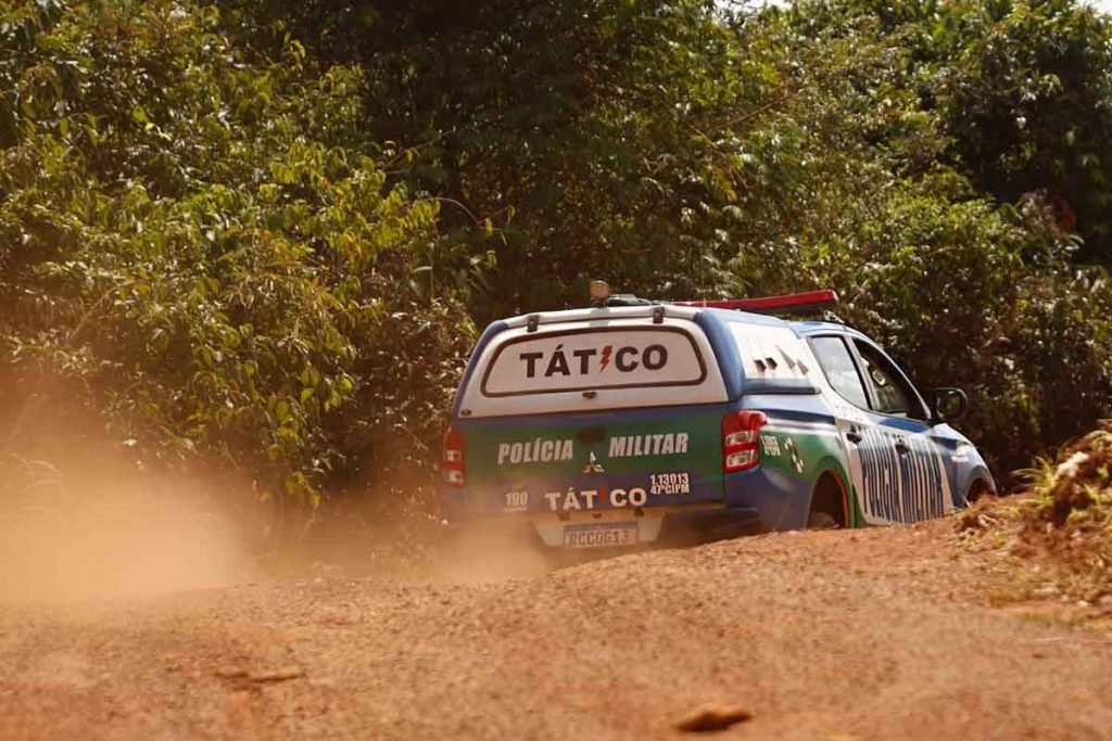 Viatura da PM em estrada de terra no município de Gameleira de Goiás