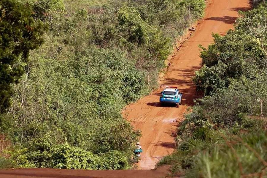 Viatura da PM em estrada de terra no município de Gameleira de Goiás