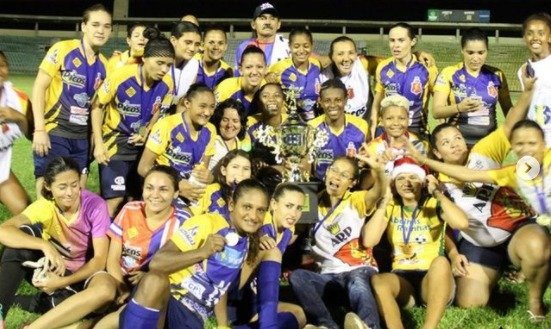 Abelhas Rainhas comemorando título do Campeonato Piauiense de 2014