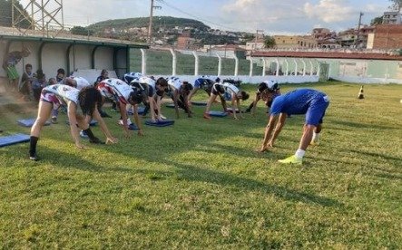 Atletas das Abelhas Rainhas durante treinamento