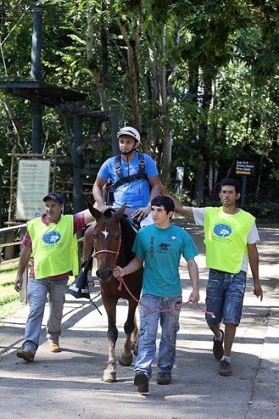 homem com problema de mobilidade em cavalo