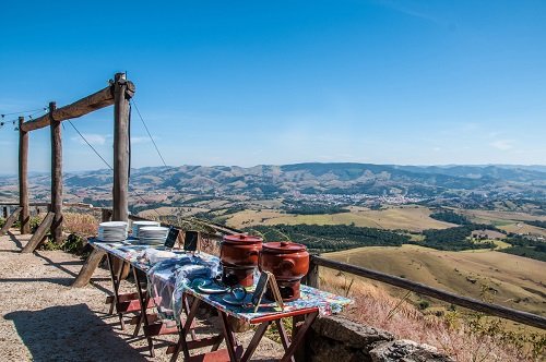 mesa de refeição no topo de mirante para montanhas