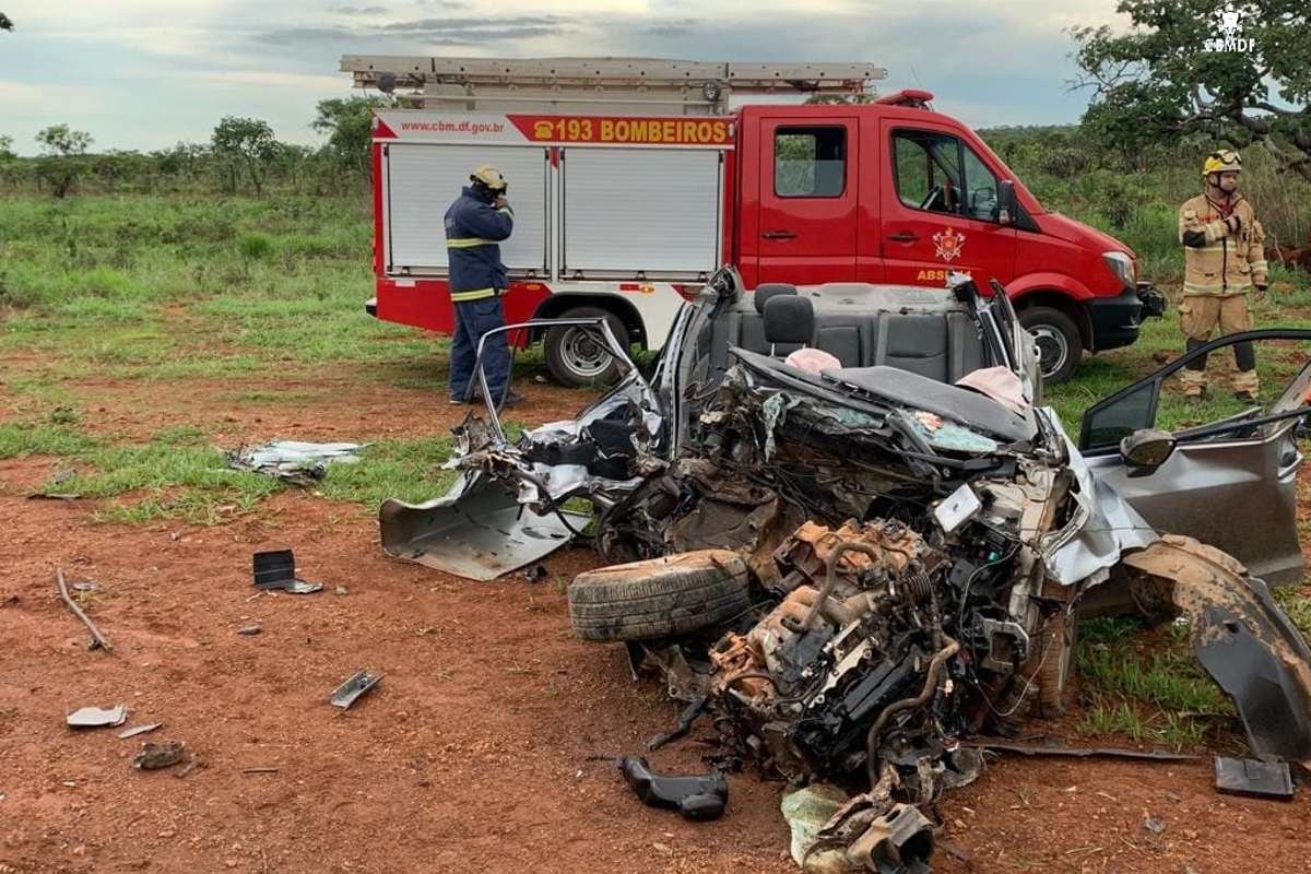 Caminhão tomba na BR-251, em São Sebastião