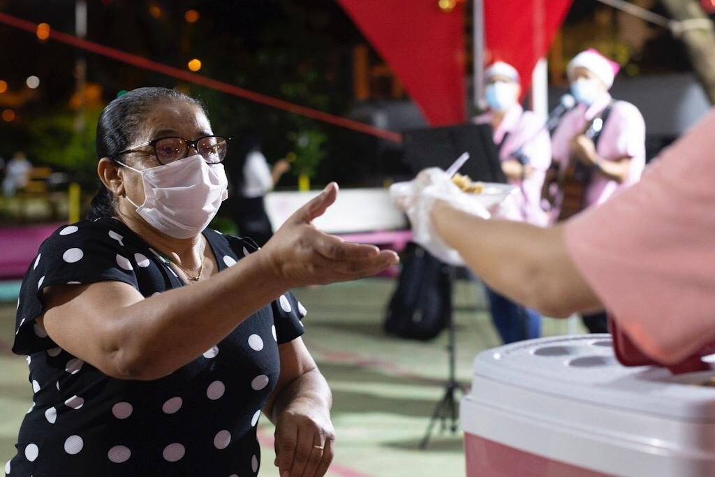 mulher recebendo marmita