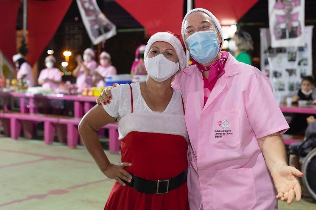 duas mulheres abraçadas