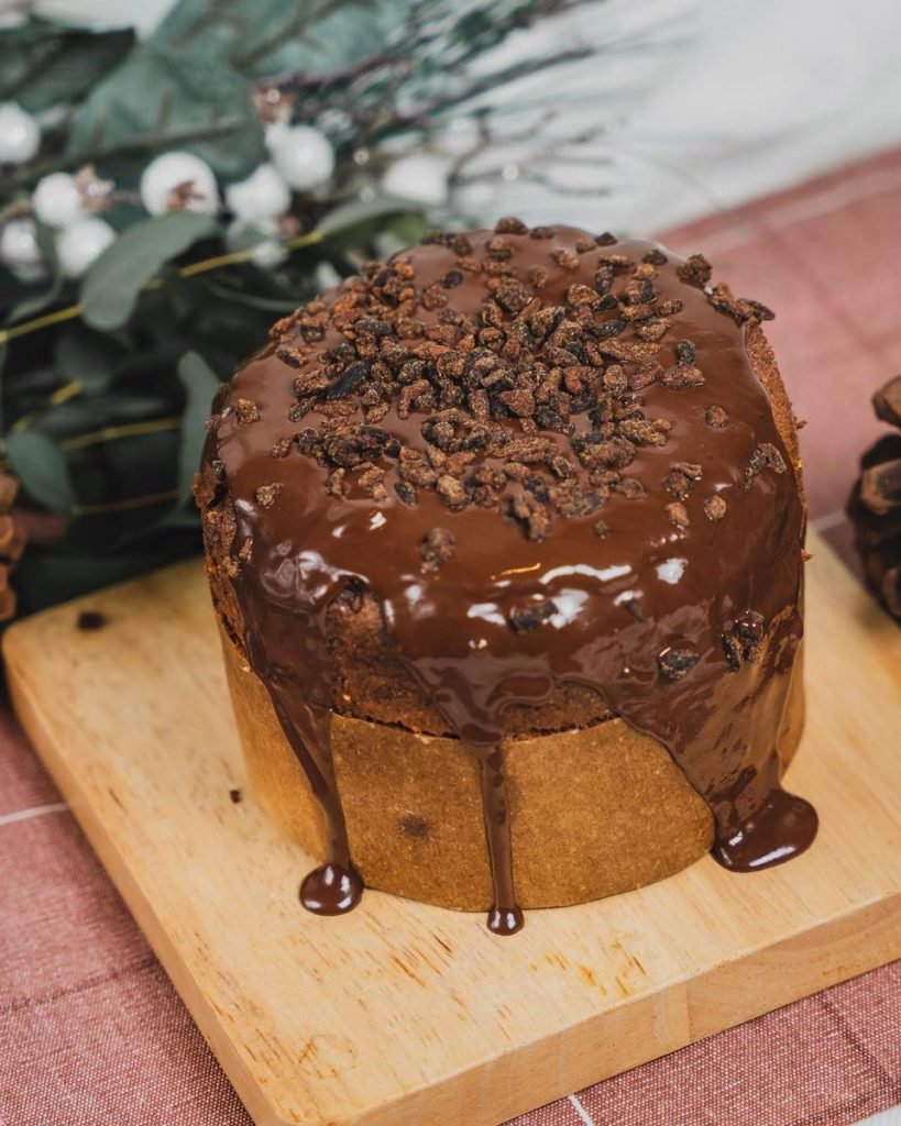 Na imagem, um panetone com cobertura de chocolate
