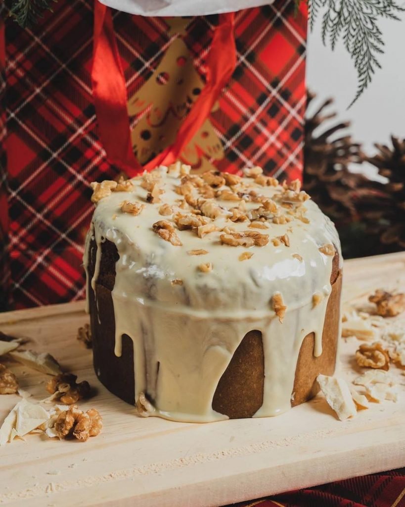 Na imagem, um panetone com cobertura de chocolate branco