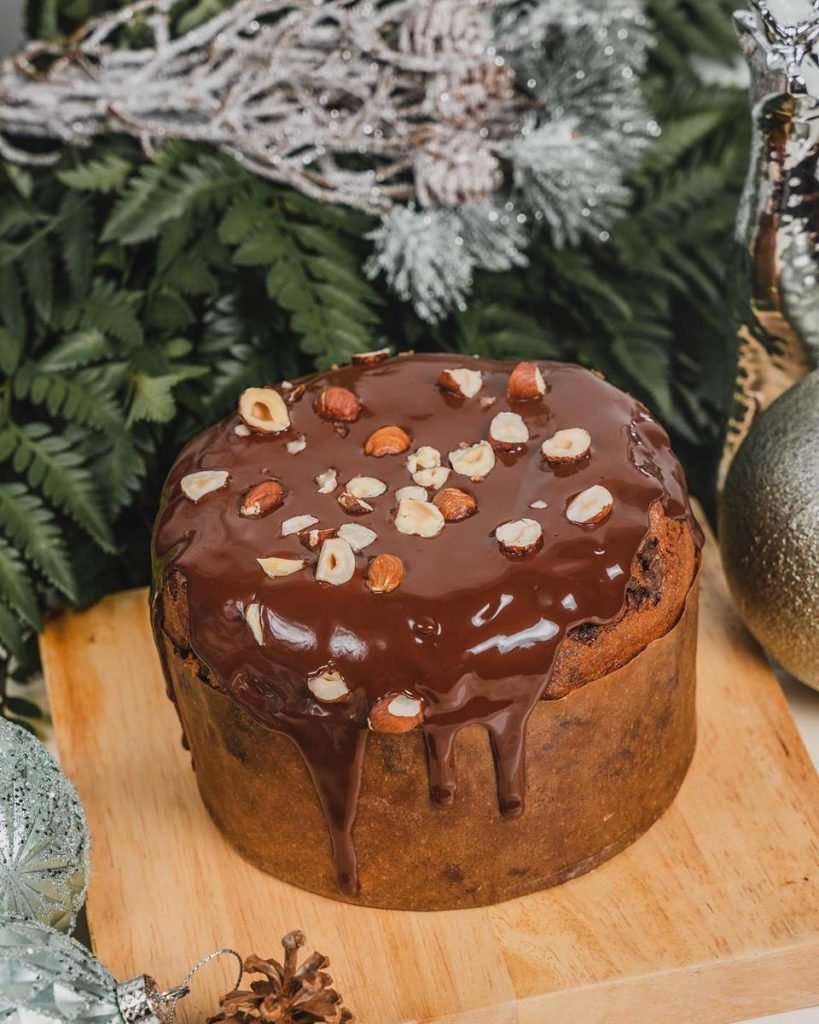 Na imagem, um panetone com cobertura de chocolate