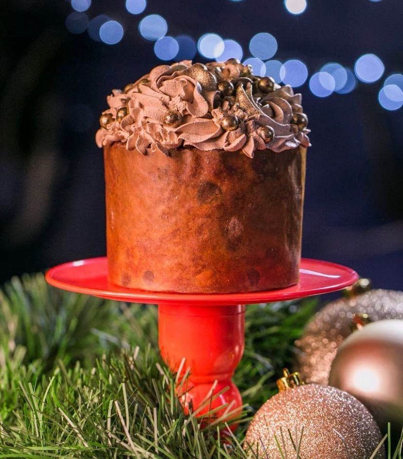 Na imagem, panetone com cobertura marrom