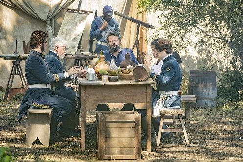 Dom Pedro II (Selton Mello) com sua comitiva no acampamento de guerra em Nos Tempos do Imperador