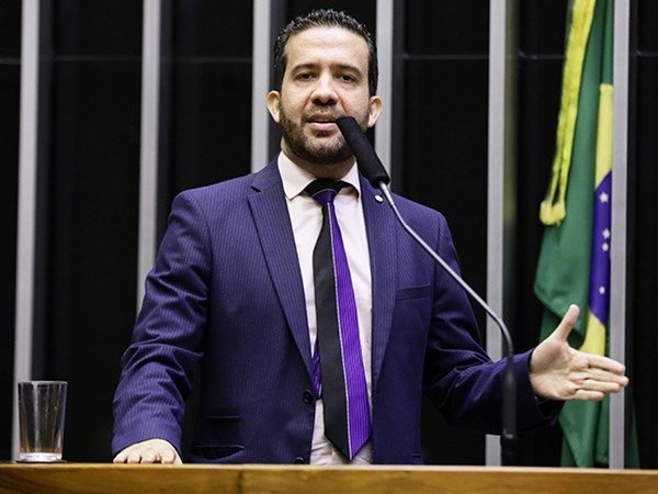 Homem discursa na tribuna