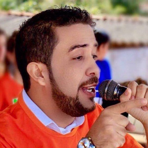 Homem discursa em tribuna